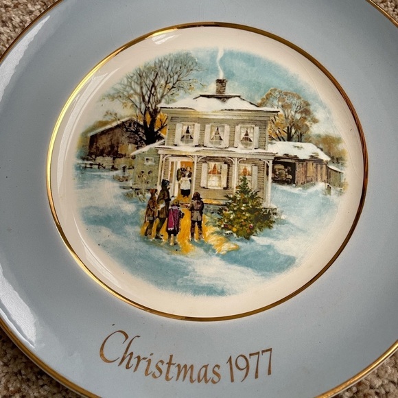 Avon Christmas Plate Carollers In The Snow 8 3/4" Fifth Edition